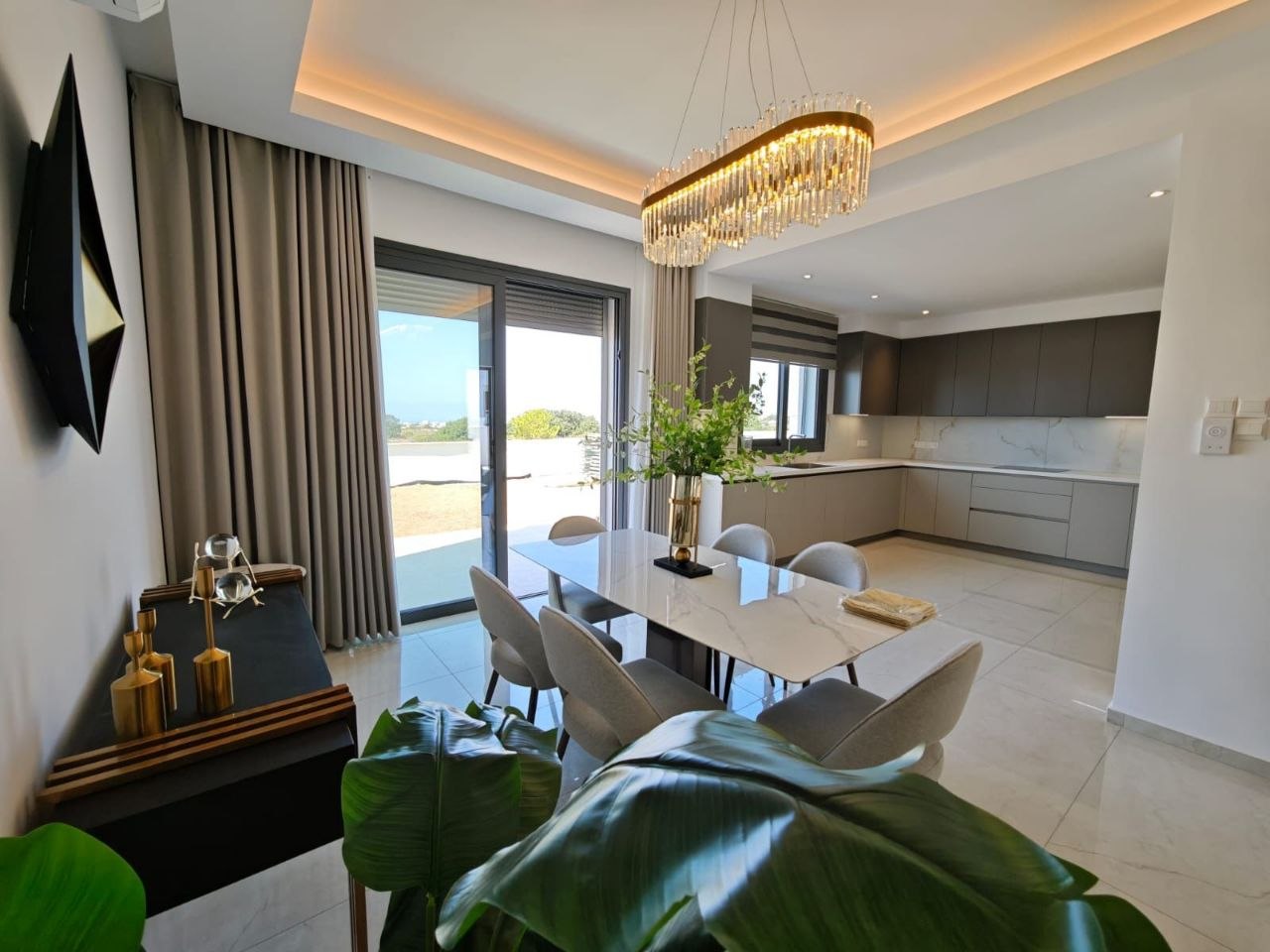 Với ngân sách từ 10 tỷ đồng, nhà đầu tư có thể chọn bất động sản nào tại Síp? Cùng AT Express phân tích đặc điểm, chi phí và quyền lợi thẻ xanh liên quan.