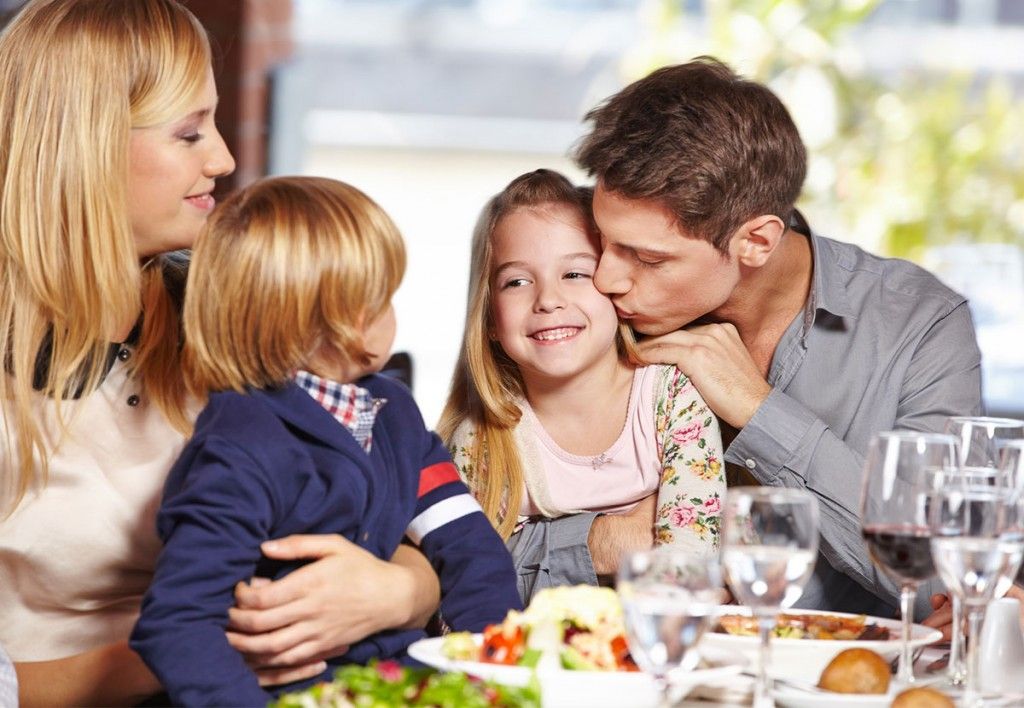 Giải đáp chi tiết quy định bảo lãnh con trên 18 tuổi độc thân và cha mẹ lớn tuổi đi cùng hồ sơ định cư Síp năm 2026. Tư vấn pháp lý từ AT Express.