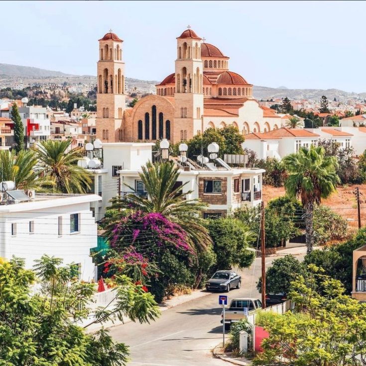 Phân tích nên sống ở Limassol hay Paphos để chọn nơi định cư đảo Síp phù hợp. So sánh chi phí, trường học, bất động sản và cơ hội đầu tư cho người Việt.