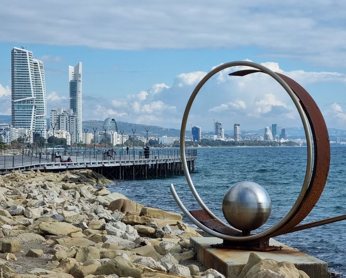 Phân tích nên sống ở Limassol hay Paphos để chọn nơi định cư đảo Síp phù hợp. So sánh chi phí, trường học, bất động sản và cơ hội đầu tư cho người Việt.